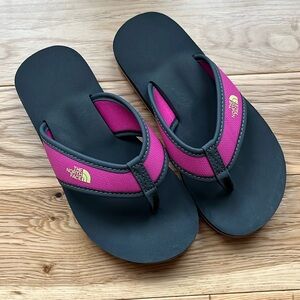 Like new kids north face flip flop sz 13